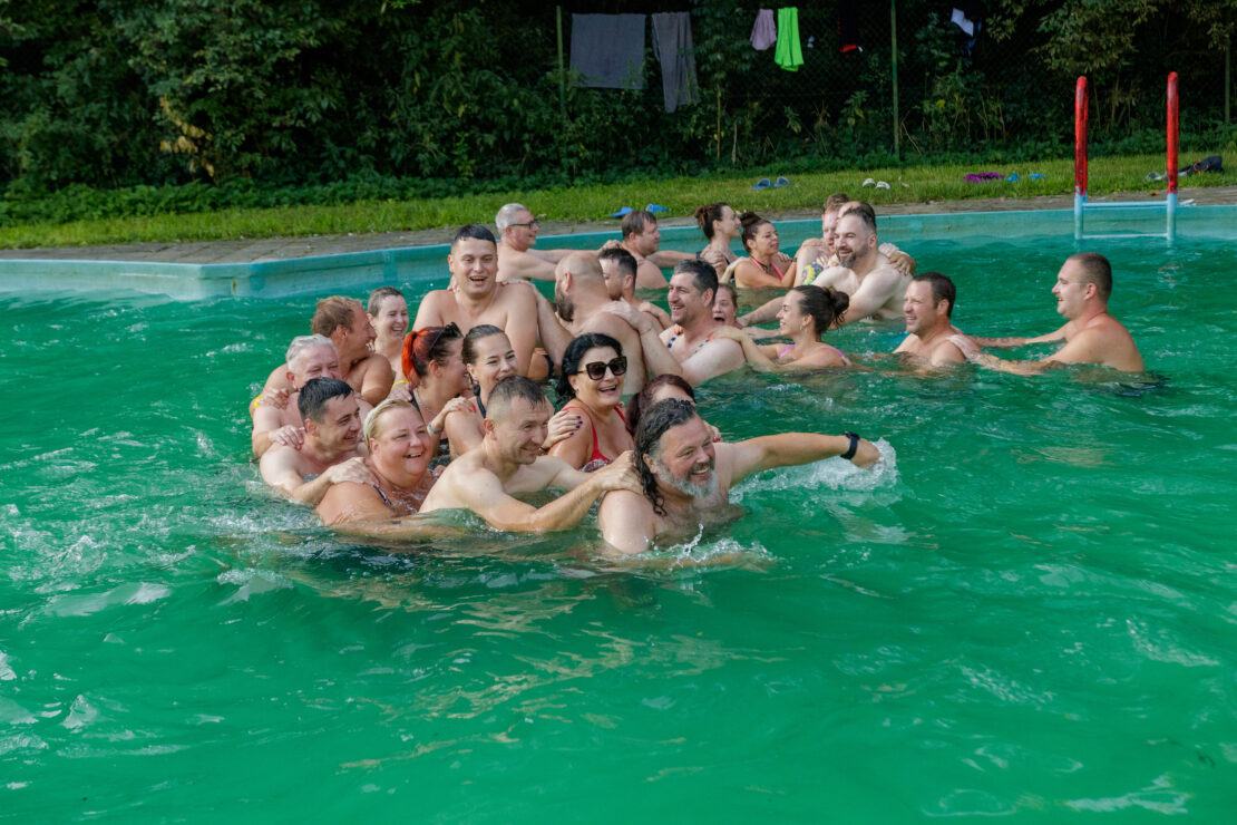 80 bláznů běhajících po táboře na koni z kartonu? To je Tábor pro dospělé 2024!