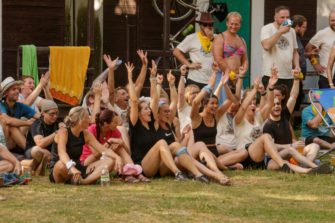 80 bláznů běhajících po táboře na koni z kartonu? To je Tábor pro dospělé 2024!