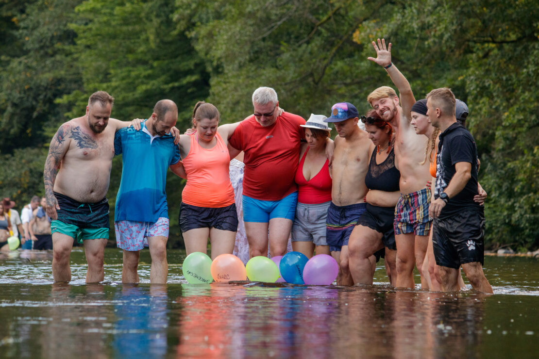 80 bláznů běhajících po táboře na koni z kartonu? To je Tábor pro dospělé 2024!