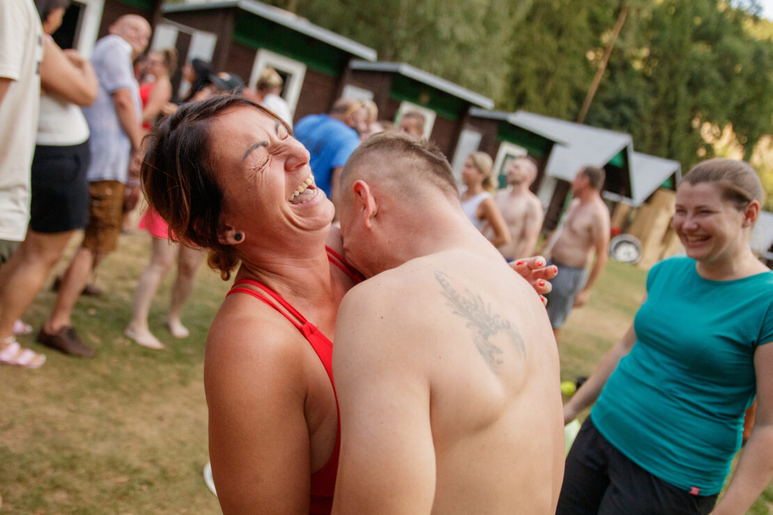 80 bláznů běhajících po táboře na koni z kartonu? To je Tábor pro dospělé 2024!