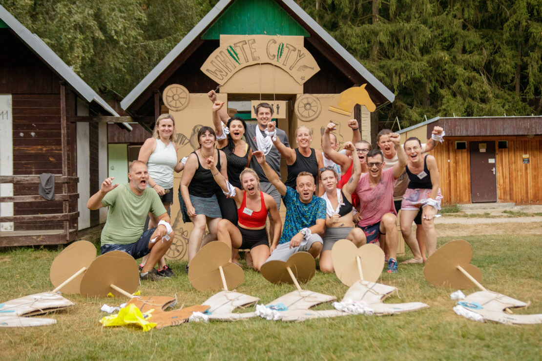 80 bláznů běhajících po táboře na koni z kartonu? To je Tábor pro dospělé 2024!